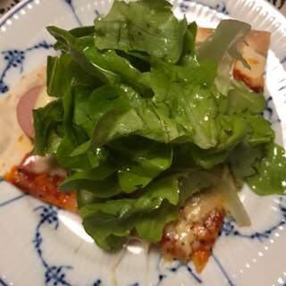 魚肉ソーセージとサラダ菜のピザ